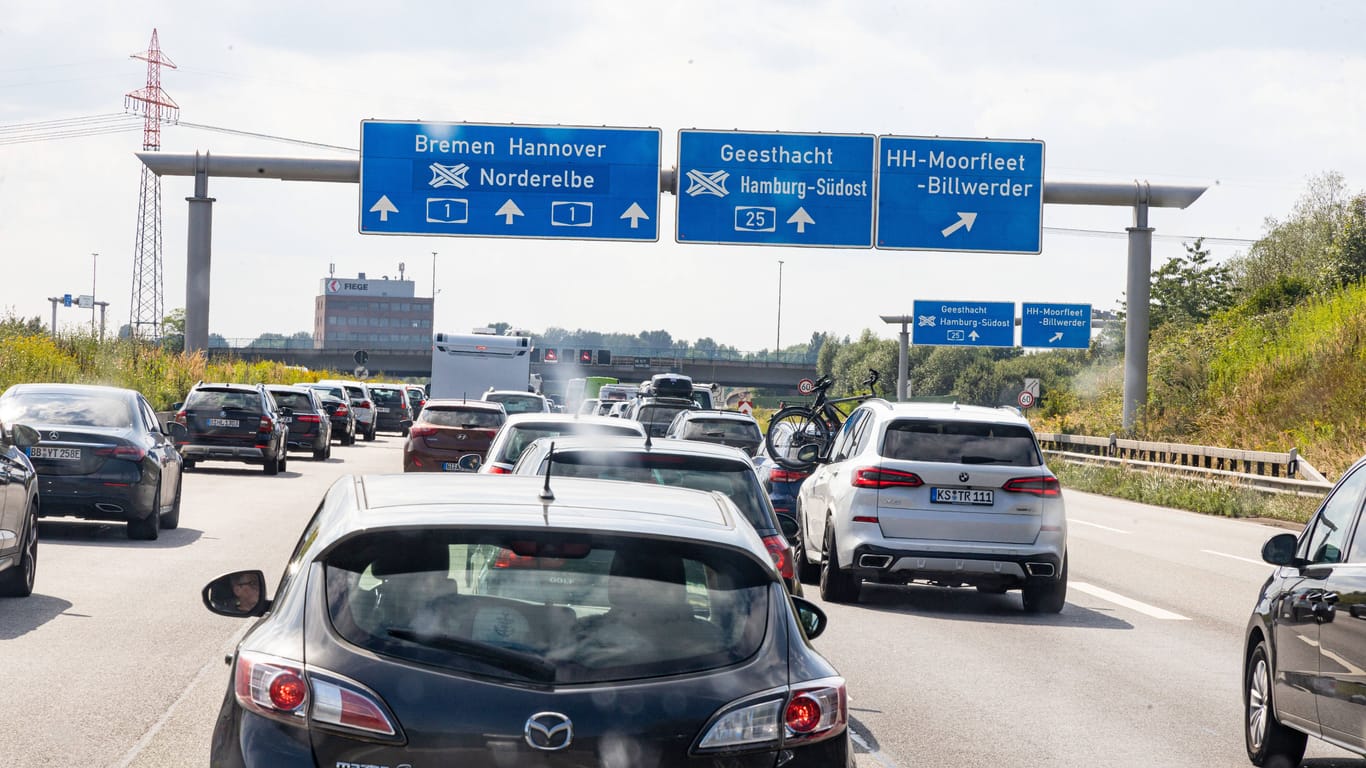 Stau auf der A1 bei Hamburg (Symbolbild): Wer freie Fahrt haben will, sollte die Reisezeit gut planen.