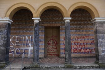 Graffitis an der Sacrower Heilandskirche in Potsdam