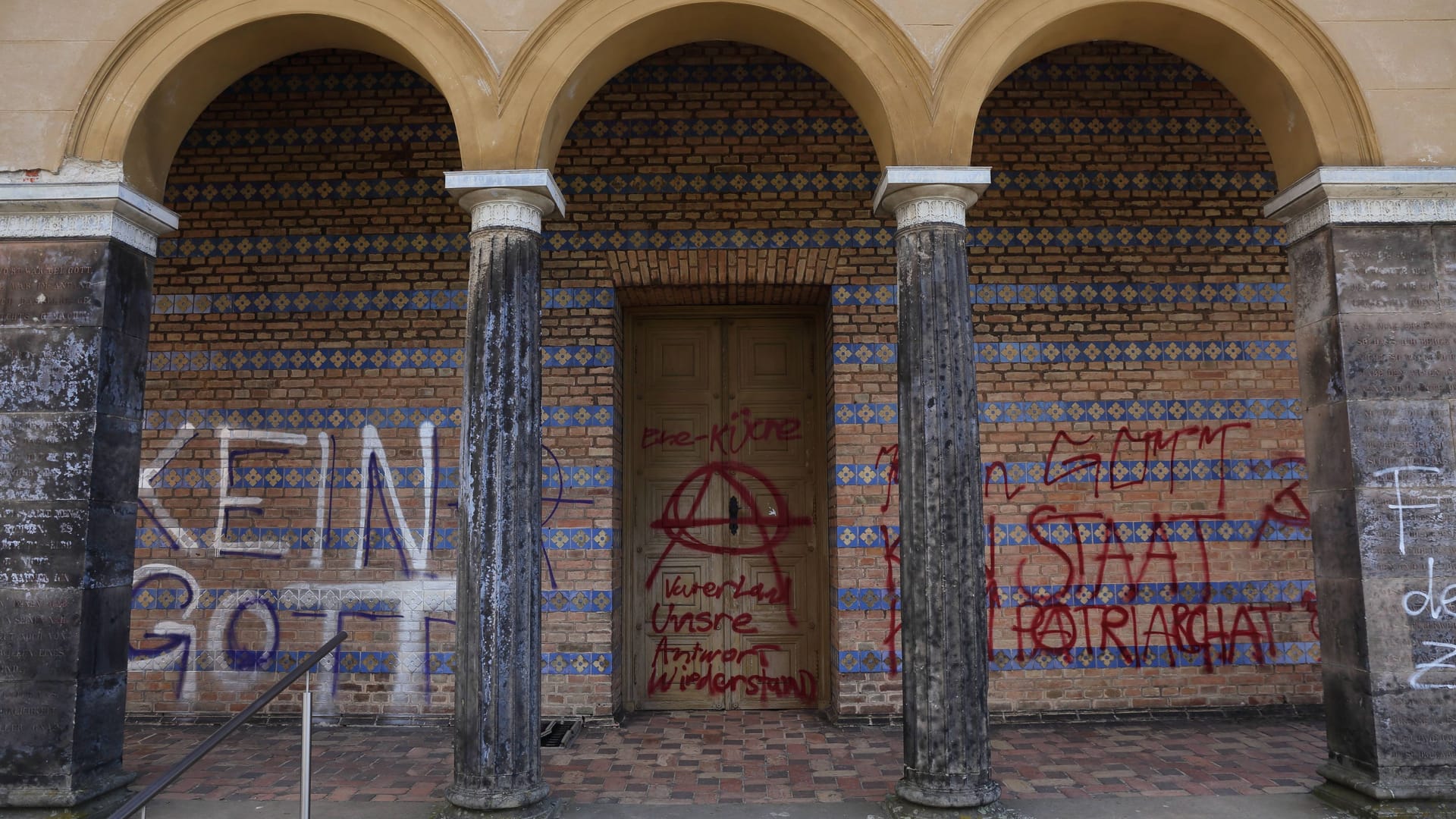 Graffitis an der Sacrower Heilandskirche in Potsdam