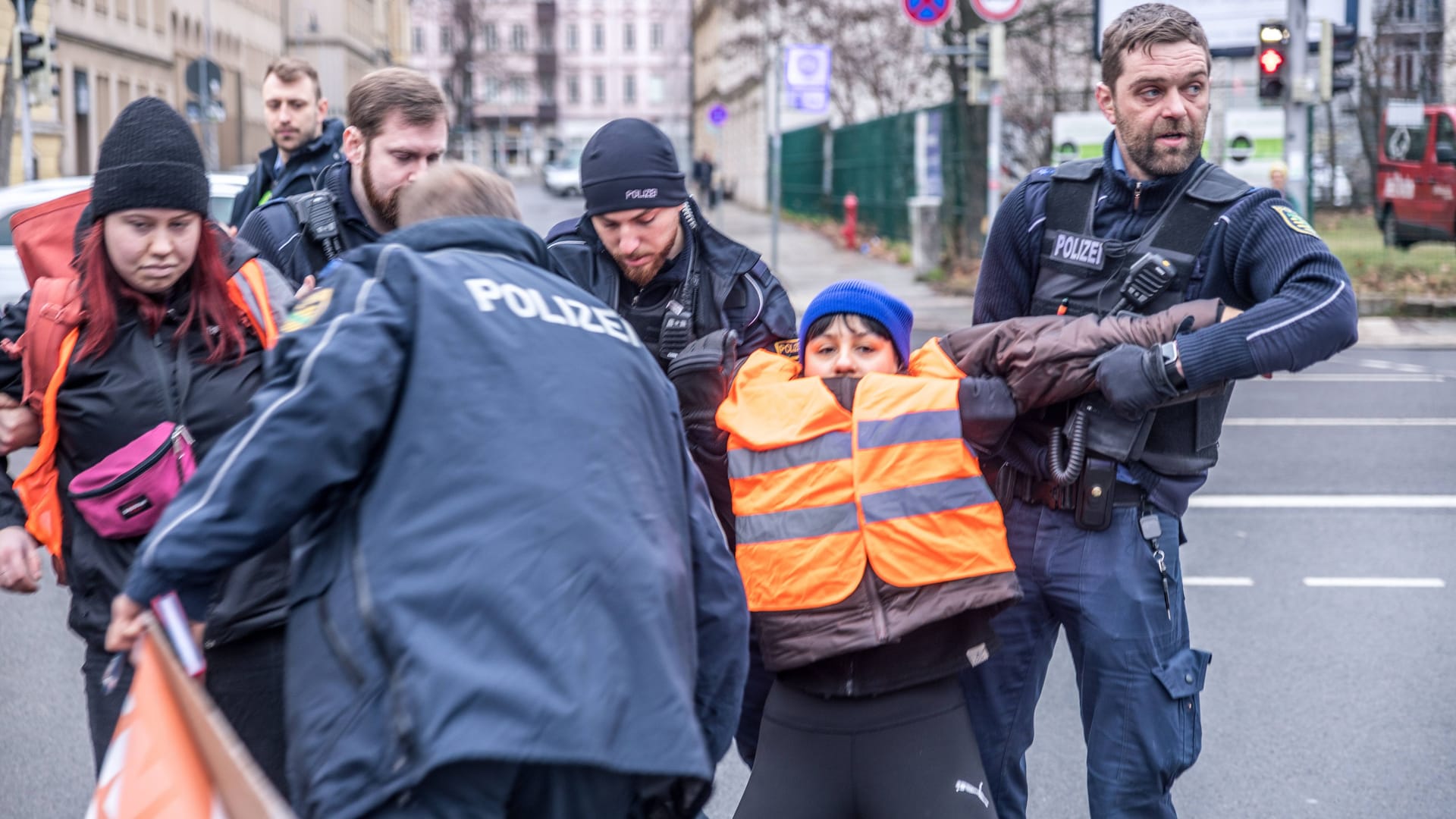 Aktivistin der "Letzten Generation" wird von Polizei weggetragen (Archivbild): Der teils angewandte Schmerzgriff ist rechtens. Aktivistin der "Letzten Generation" wird von Polizei weggetragen (Archivbild): Der teils angewandte Schmerzgriff ist rechtens.