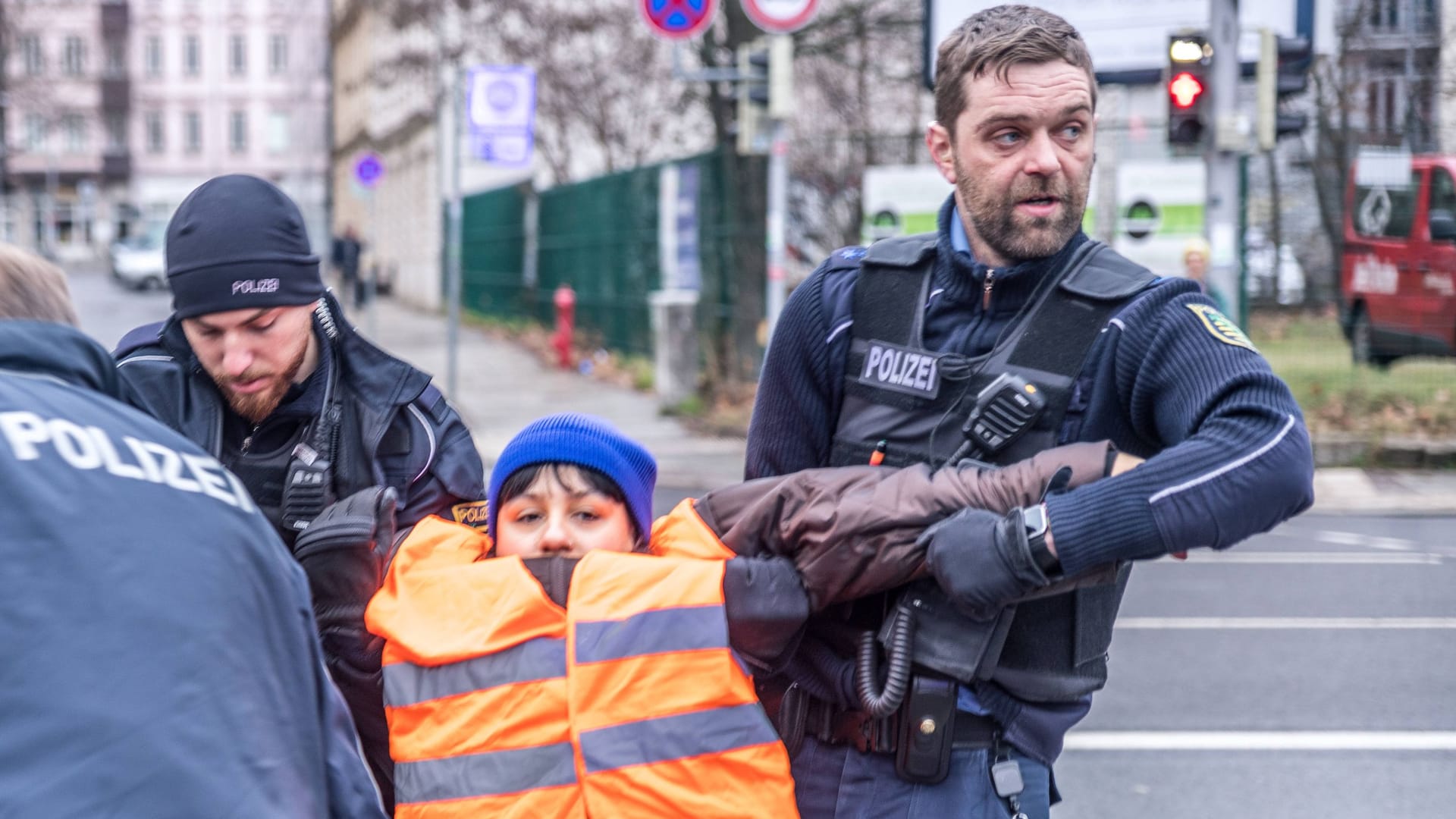 Aktivistin der "Letzten Generation" wird von Polizei weggetragen (Archivbild): Der teils angewandte Schmerzgriff ist rechtens.