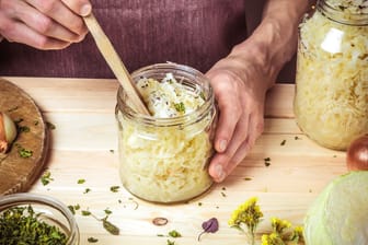 Sauerkraut ist ein fermentiertes Lebensmittel und unterstützt damit den Aufbau einer gesunden Darmflora.