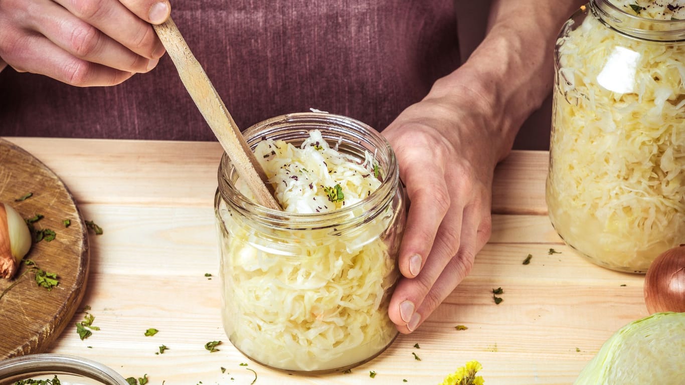 Sauerkraut ist ein fermentiertes Lebensmittel und unterstützt damit den Aufbau einer gesunden Darmflora.
