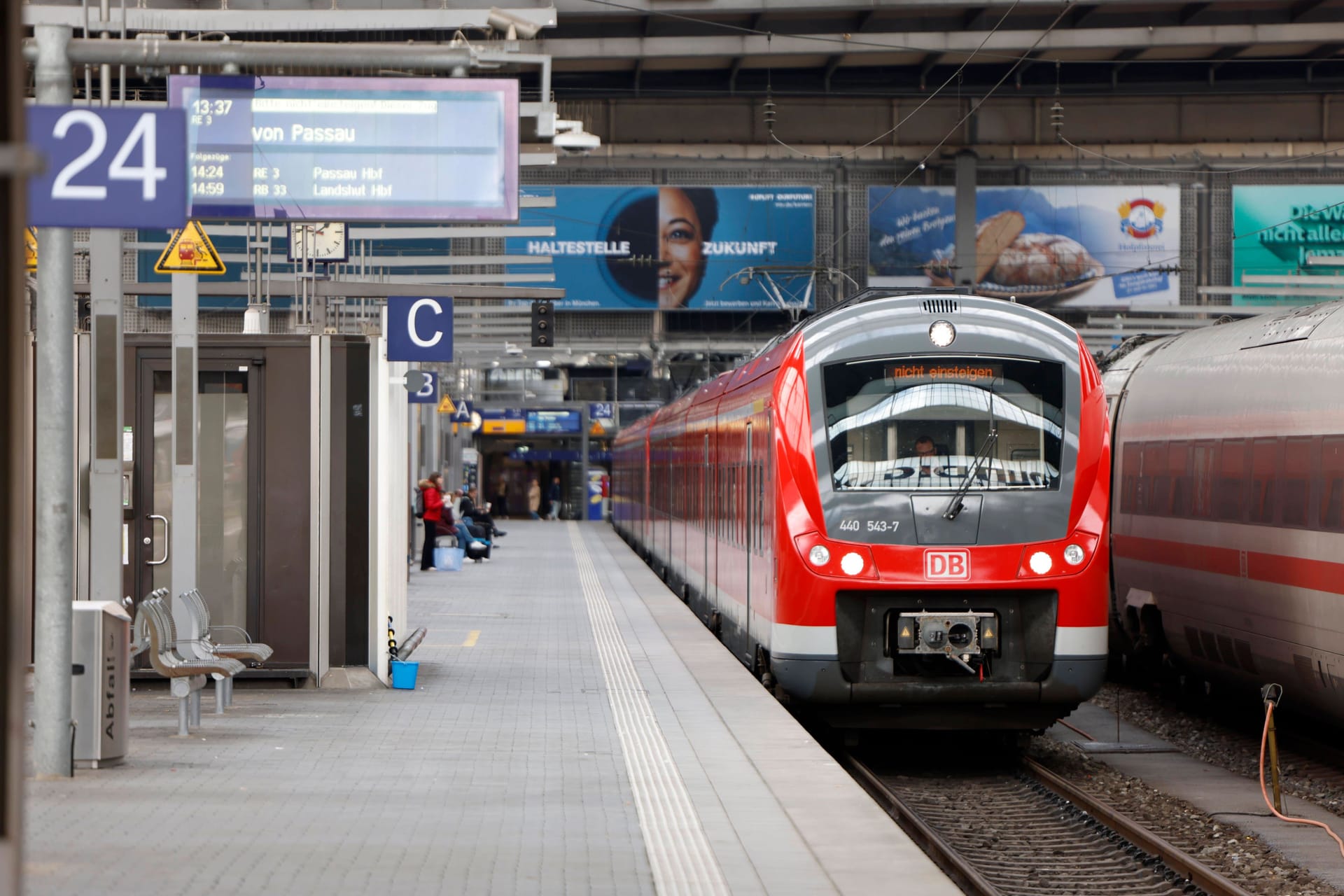 Hauptbahnhof München: Rund 2.000 Kilometer Gleise, 1.800 Weichen und 200 Brücken sollen bis Ende des Jahres erneuert werden. Hauptbahnhof München: Rund 2.000 Kilometer Gleise, 1.800 Weichen und 200 Brücken sollen bis Ende des Jahres erneuert werden.