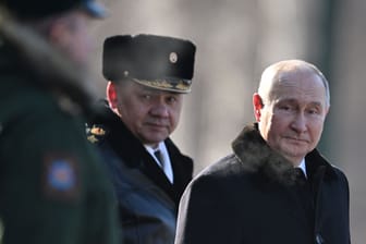 Wladimir Putin mit Sergei Schoigu: Russlands Machthaber dürfte noch nicht verhandlungsbereit sein, schätzt Ex-General Hans-Lothar Domröse.