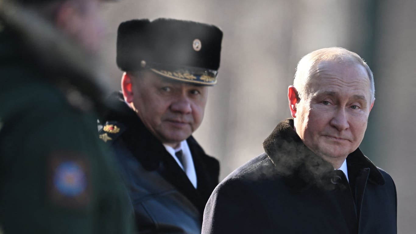 Wladimir Putin mit Sergei Schoigu: Russlands Machthaber dürfte noch nicht verhandlungsbereit sein, schätzt Ex-General Hans-Lothar Domröse.