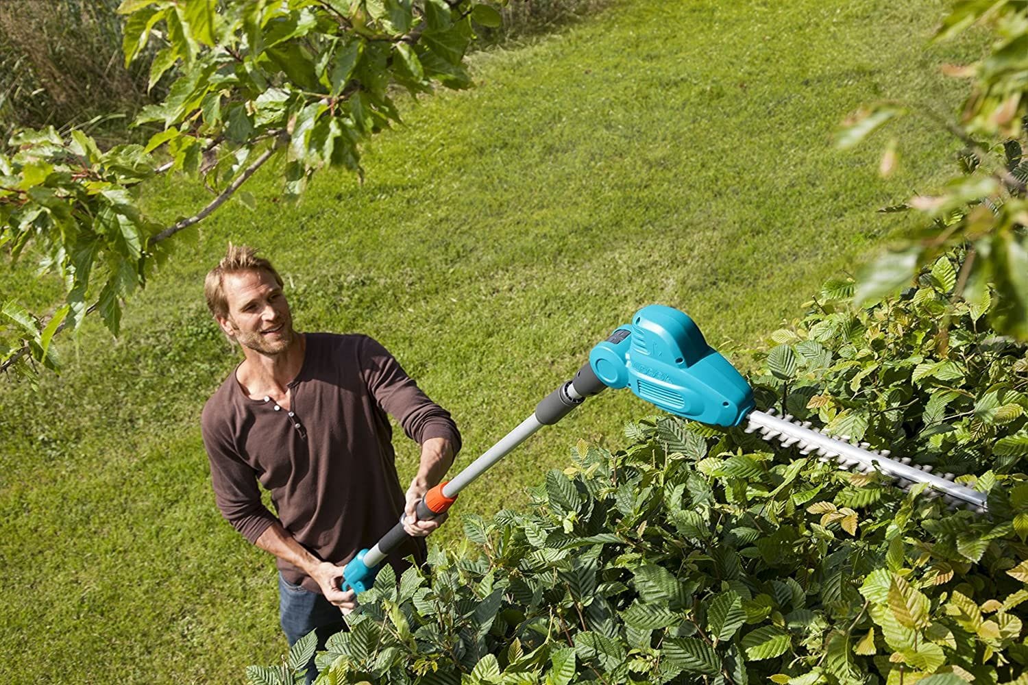 Amazon-Angebot: Mit der Teleskop-Heckenschere von Gardena schneiden Sie Bäume, Sträucher und Hecken ohne Probleme.