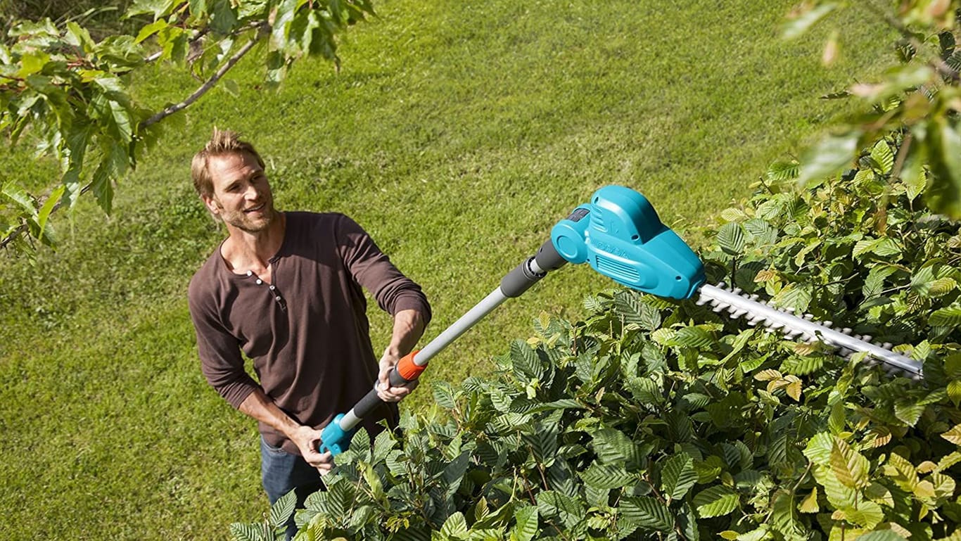 Amazon-Angebot: Mit der Teleskop-Heckenschere von Gardena schneiden Sie Bäume, Sträucher und Hecken ohne Probleme.