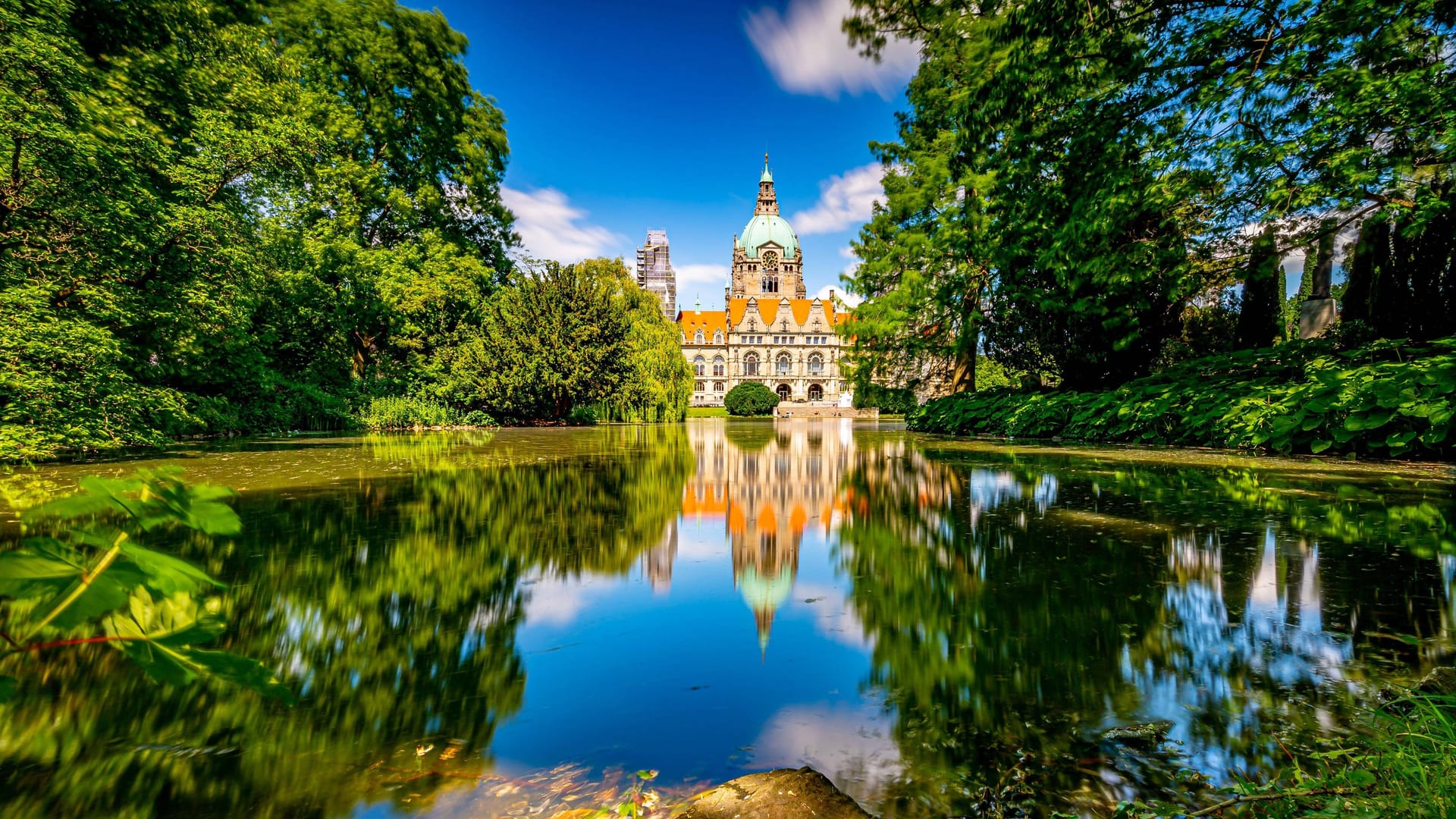 Das neue Rathaus von Hannover mit dem Maschpark und dem Maschteich (Archivbild): Zu Pfingsten können sich Menschen in der Region Hannover auf gutes Wetter freuen.