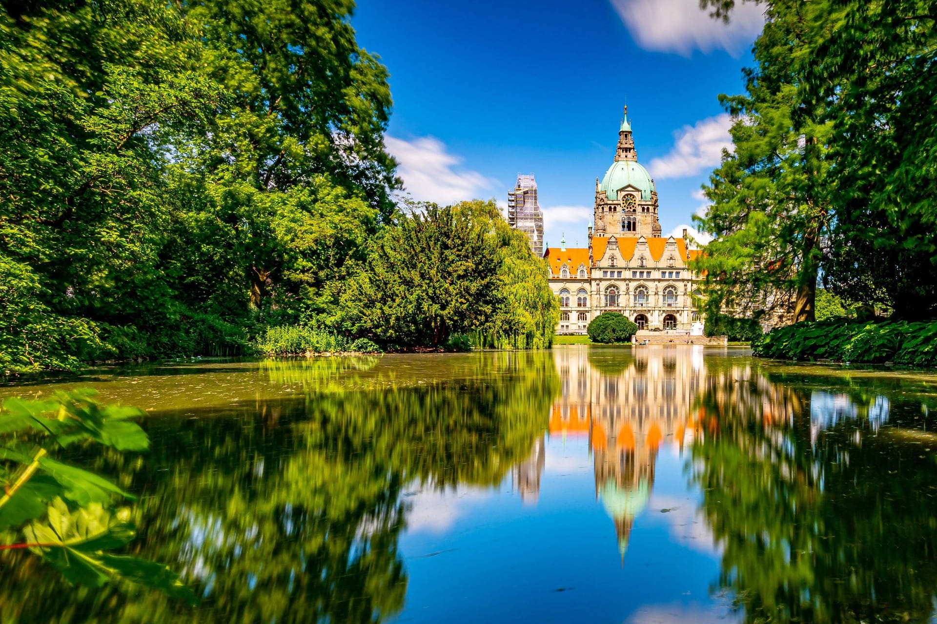 Das neue Rathaus von Hannover mit dem Maschpark und dem Maschteich (Archivbild): Zu Pfingsten können sich Menschen in der Region Hannover auf gutes Wetter freuen.