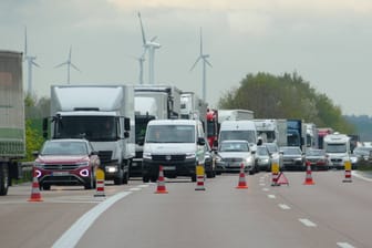 Autos und Lkw stehen im Stau (Symbolbild): Um die Pfingstfeiertage könnte es vor allem auf den Autobahnen im Süden Deutschlands voll werden.