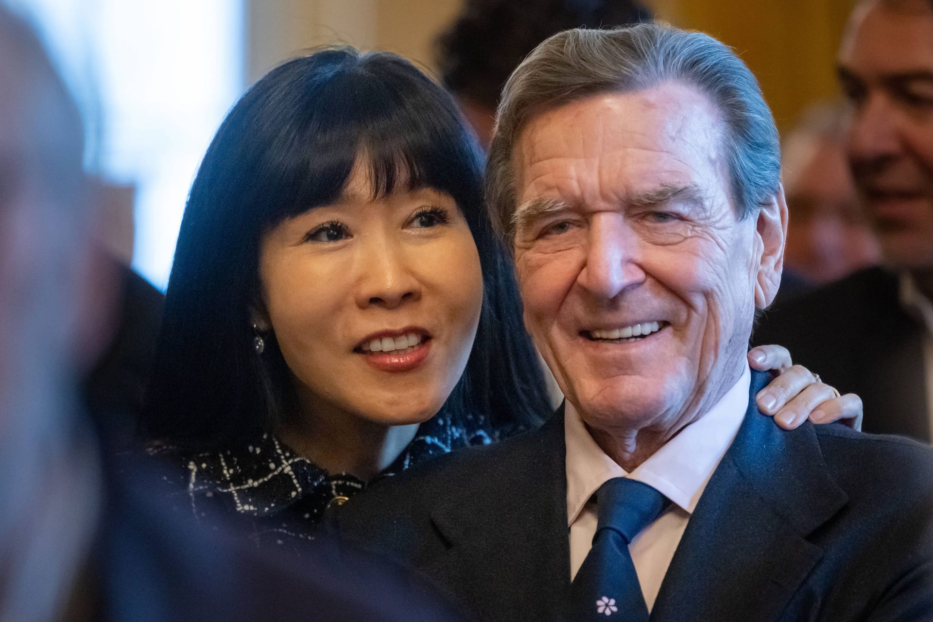 Altbundeskanzler Gerhard Schröder (SPD) mit seiner Ehefrau Soyeon Schröder-Kim im Staatstheater Meiningen (Archivbild).