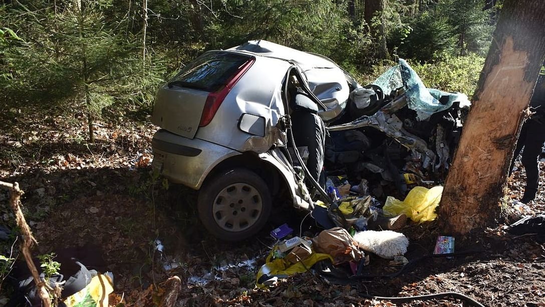 Unfall auf der B74: Eine 25-Jährige ist mit ihrem Auto gegen einen Baum gefahren. Unfall auf der B74: Eine 25-Jährige ist mit ihrem Auto gegen einen Baum gefahren.