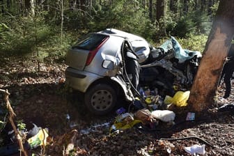 Unfall auf der B74: Eine 25-Jährige ist mit ihrem Auto gegen einen Baum gefahren.