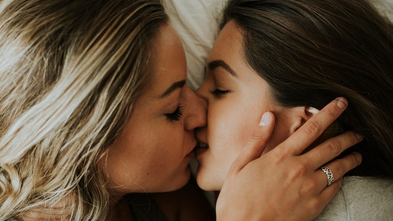 Zwei Frauen küssen sich: Ein Kuss stärkt die Bindung zwischen zwei Menschen.