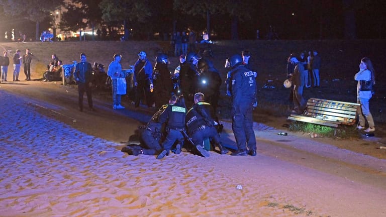 Aufgehelltes Foto aus dem Volkspark Friedrichshain in der vergangenen Nacht.