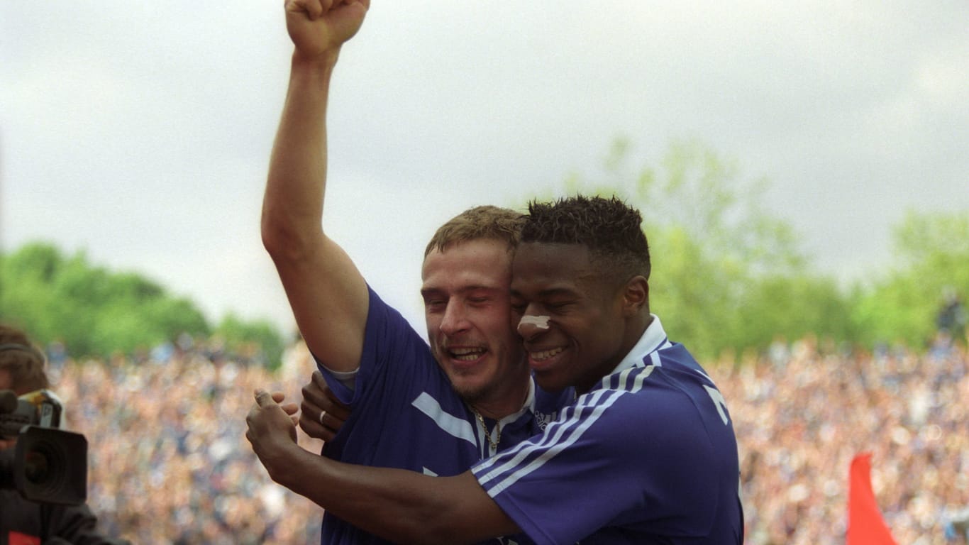 Zu früh gefreut: Für Schalke wurde der 19. Mai 2001 zum dramatischsten Tag der Klubgeschichte.