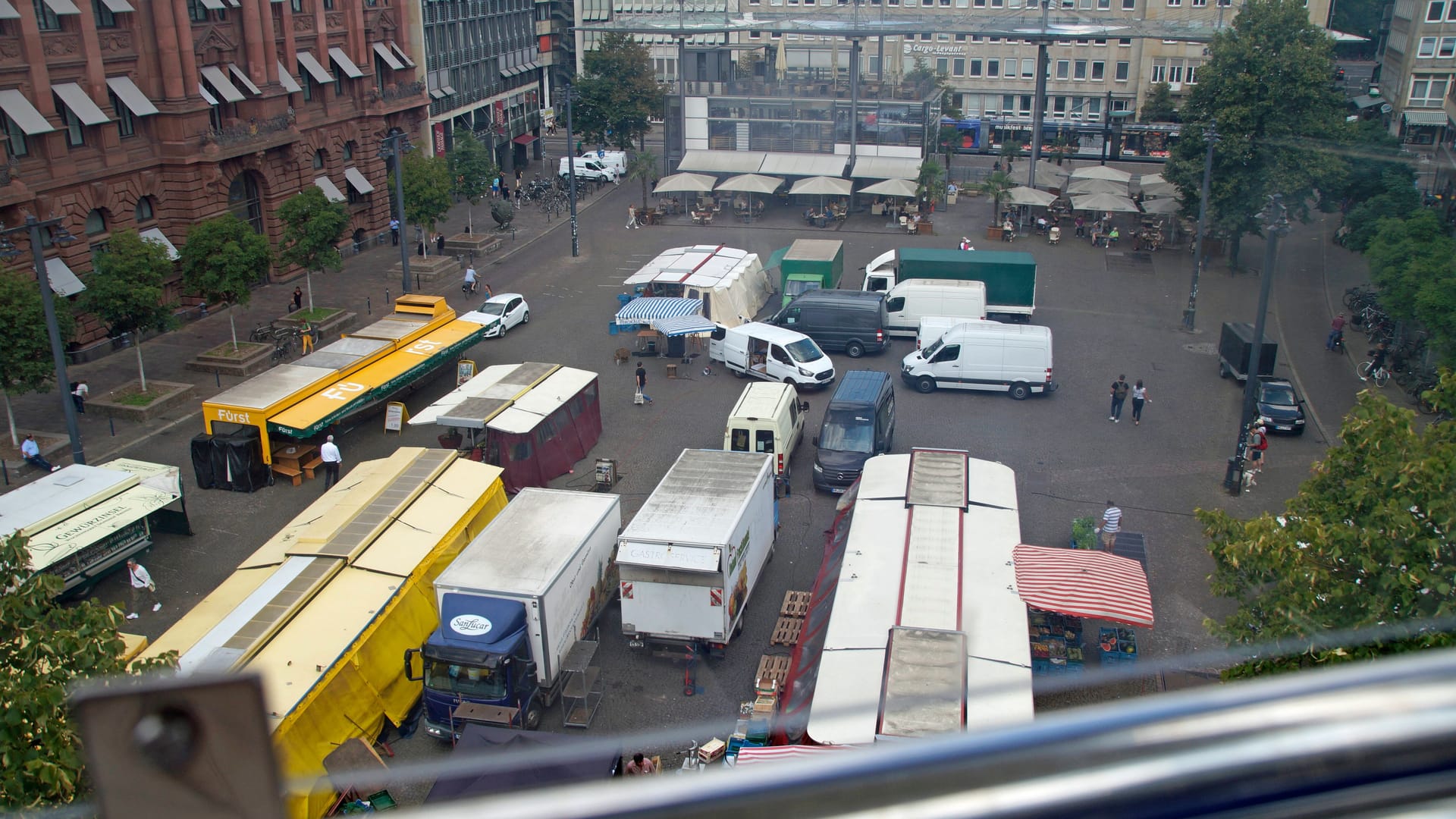 Der Wochenmarkt auf dem Bremer Domshof (Archivbild): Finden darunter künftig Partys statt?