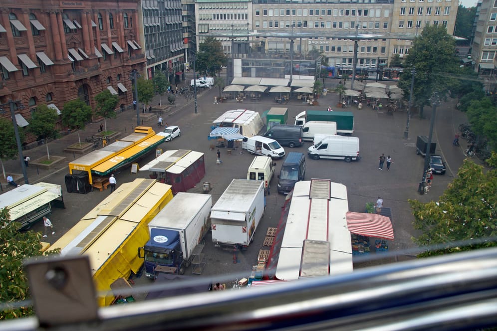 Der Wochenmarkt auf dem Bremer Domshof (Archivbild): Finden darunter künftig Partys statt?