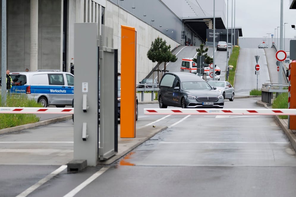 Einsatzfahrzeuge und ein Leichenwagen stehen vor dem Mercedes-Benz-Werk Sindelfingen: Am Donnerstagmorgen wurden dort zwei Menschen erschossen.