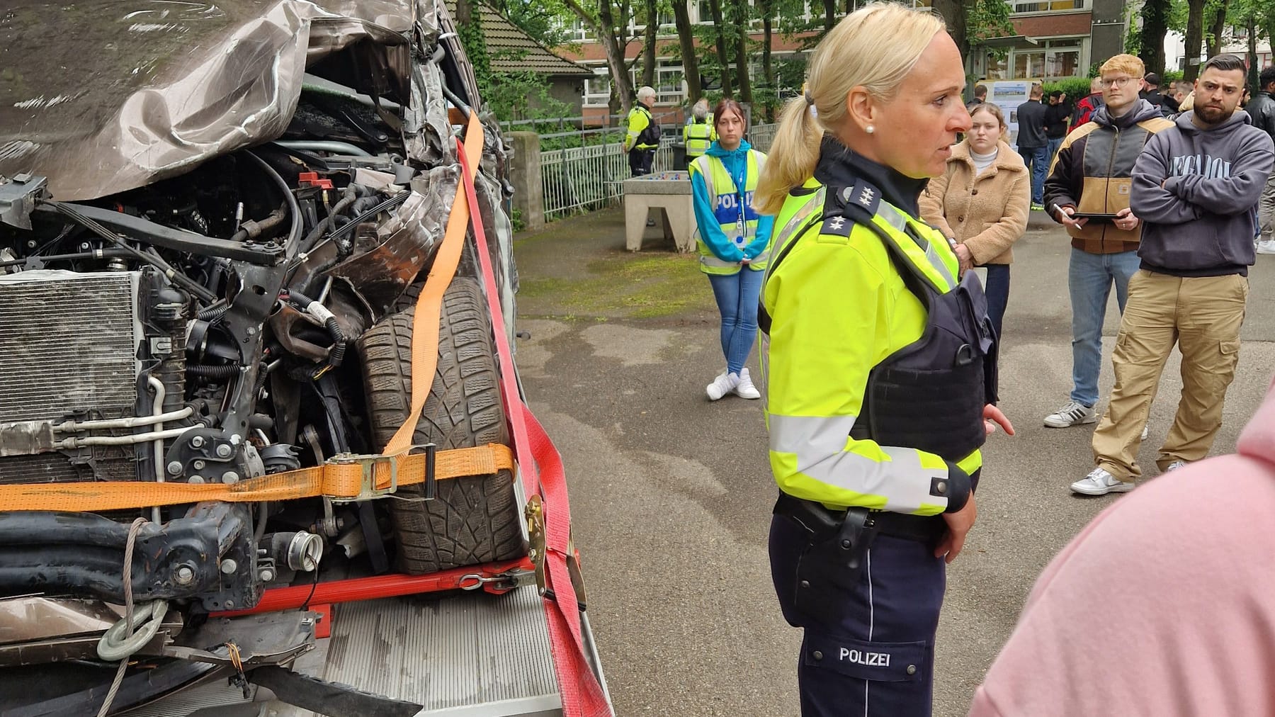 “Cologne Police and Vocational College Team Up for Day of Action Against Illegal Vehicle Tuning and Racing”