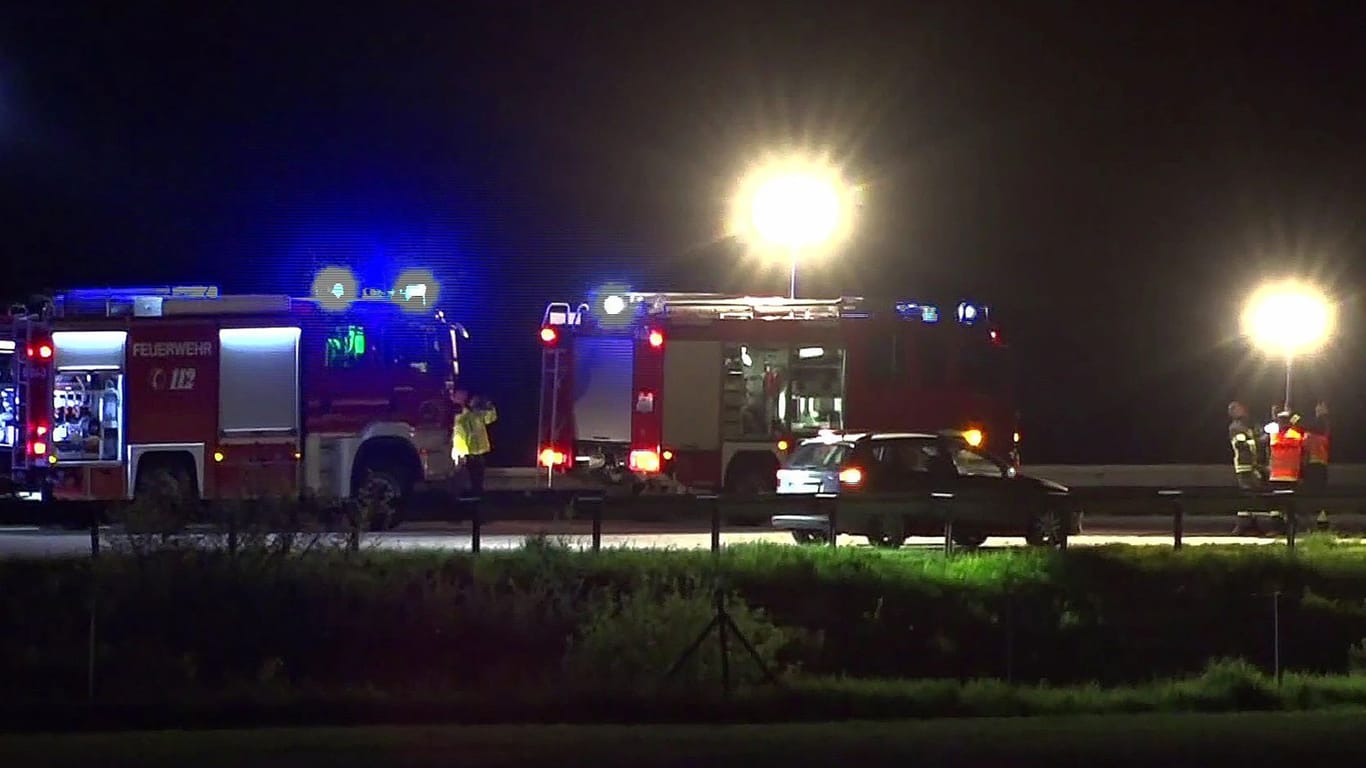 Feuerwehrautos leuchten den Tatort und den PKW aus: Nach einem Vorfall auf der Autobahn 9 bei Brück in Brandenburg wird wegen des Verdachts eines Tötungsdelikts ermittelt