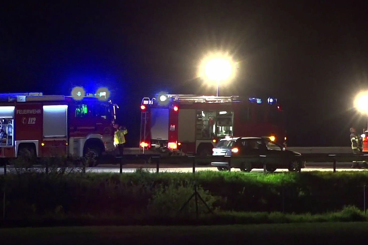 Feuerwehrautos leuchten den Tatort und den PKW aus: Nach einem Vorfall auf der Autobahn 9 bei Brück in Brandenburg wird wegen des Verdachts eines Tötungsdelikts ermittelt