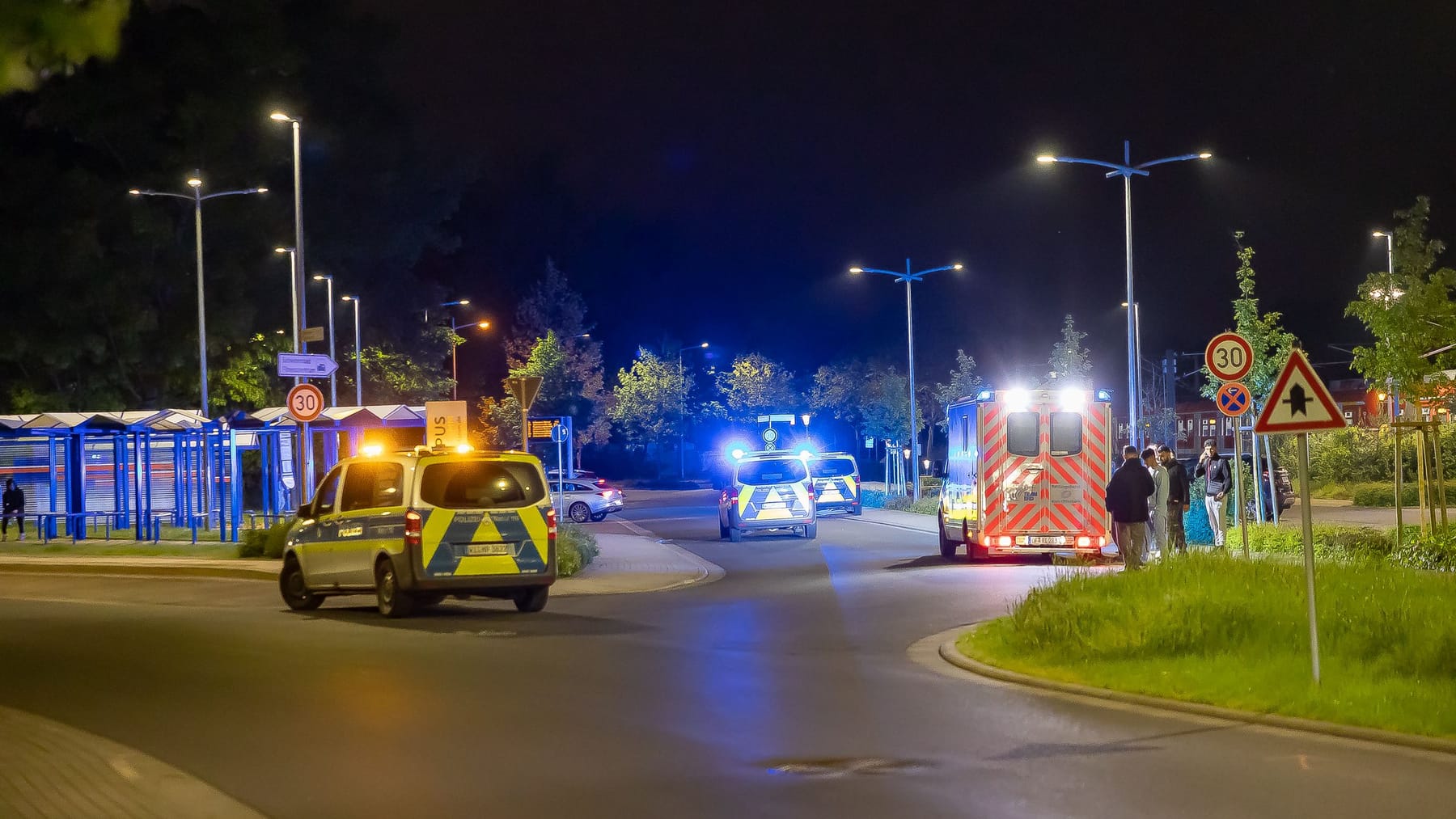 “Heusenstamm Train Station Attack: Two Youth Seriously Injured in Stabbing, Suspect Identified”