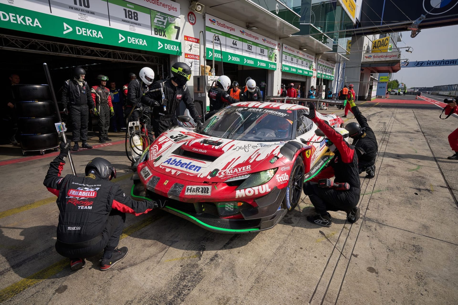 Der Ferrari 296 GT3 des Überraschungssiegerteams Frikadelli: Ein Todesfall überschattete das Event.