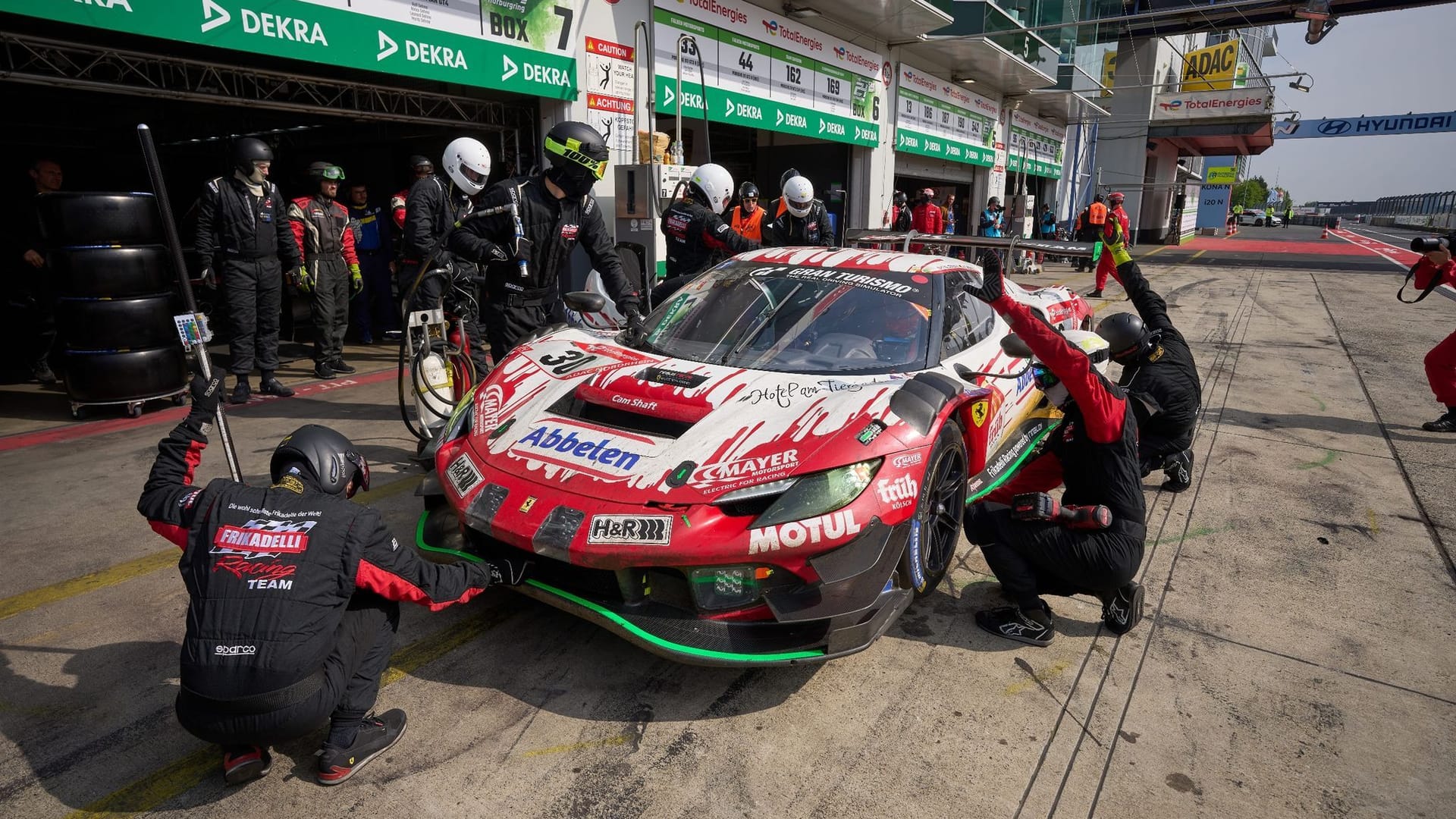 Der Ferrari 296 GT3 des Überraschungssiegerteams Frikadelli: Ein Todesfall überschattete das Event.