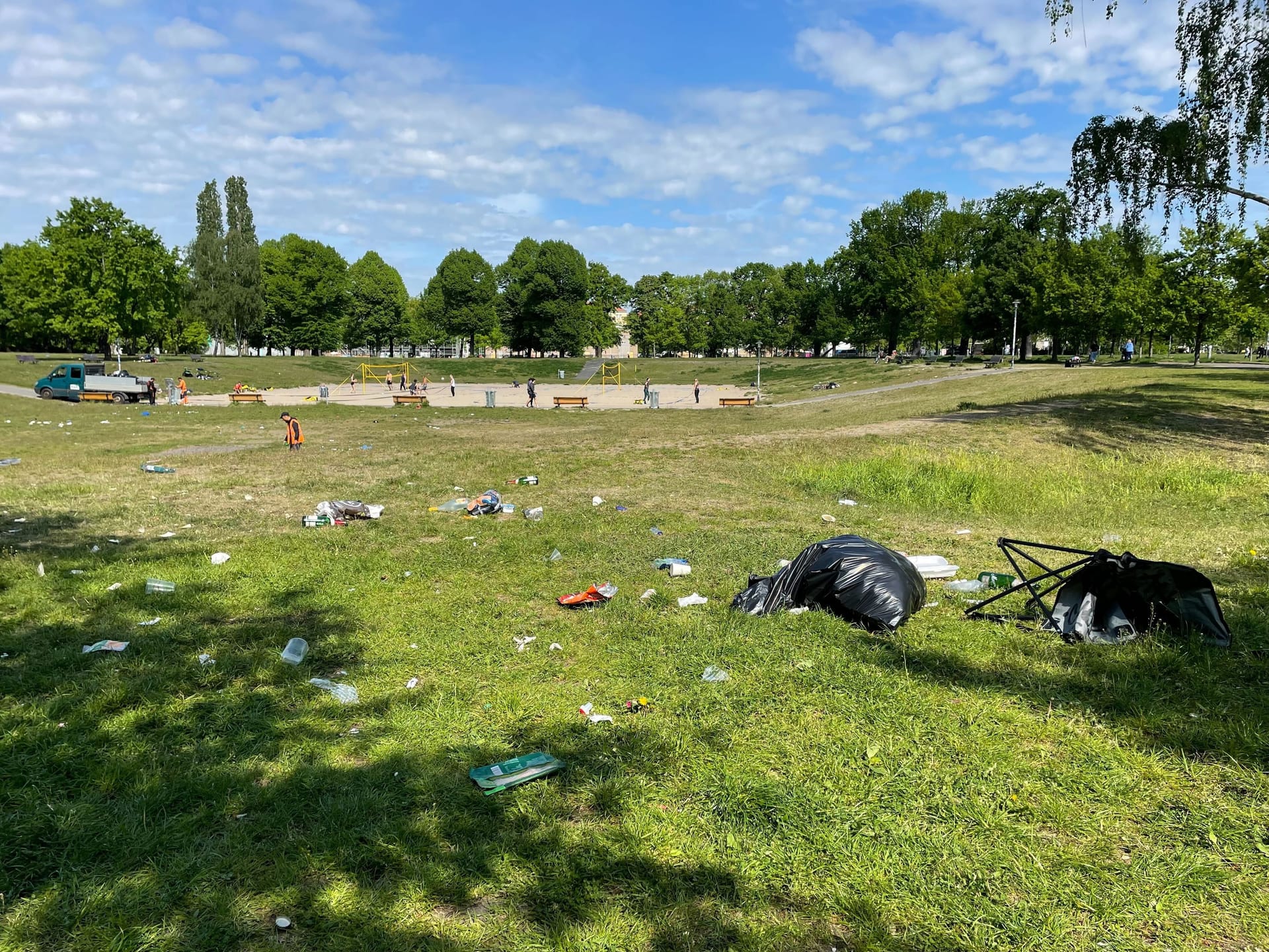 Manche Feiernden haben ihren Müll immerhin in Säcke geräumt. Die meisten haben jedoch alles stehen und liegen lassen.