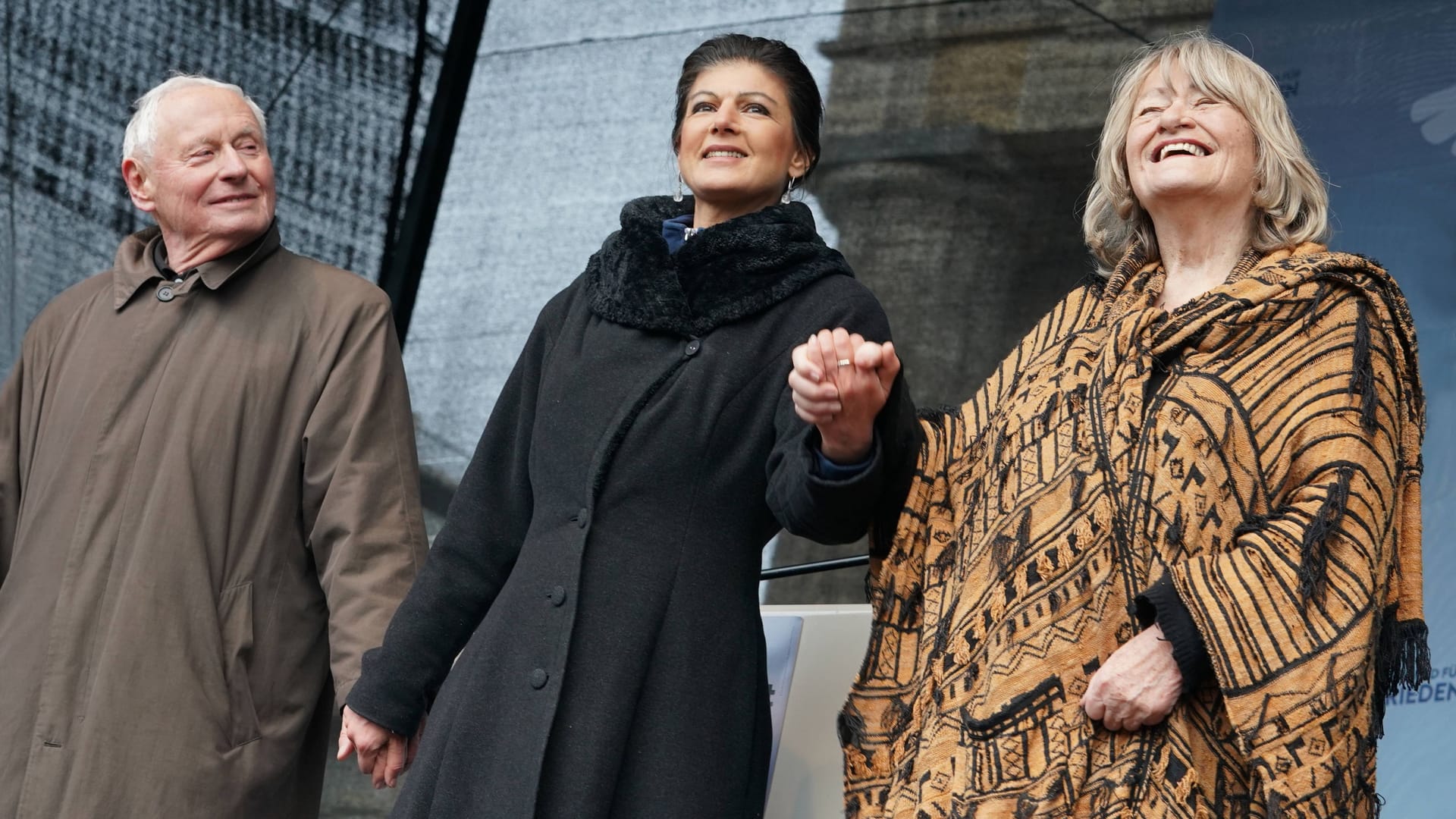 Sahra Wagenknecht (M.), Alice Schwarzer, Oskar Lafontaine: Ihre Kundgebung "Aufstand für den Frieden" setzte ein Signal.