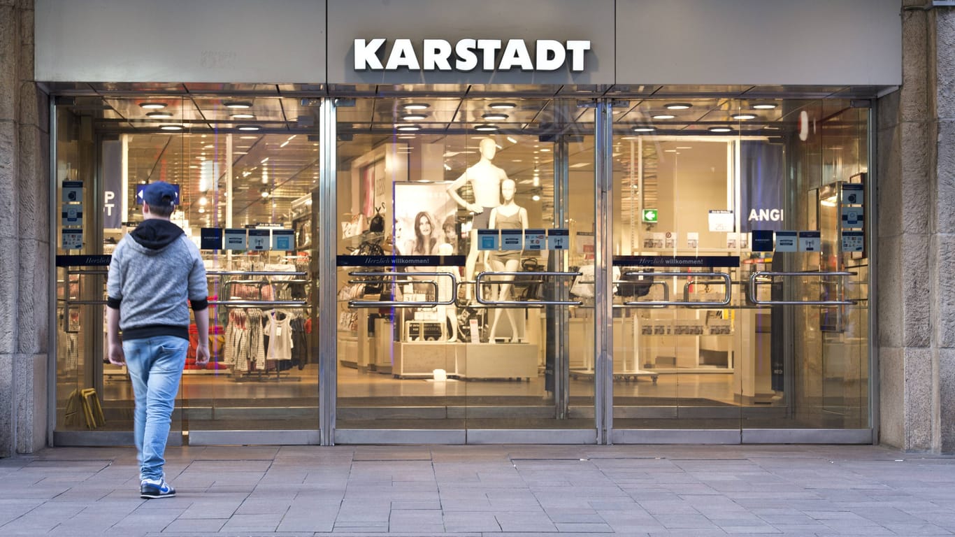 Eingang mit Logo am Kaufhaus von Karstadt in Bremen (Archivbild): Der Standort an der Obernstraße wird nicht geschlossen.