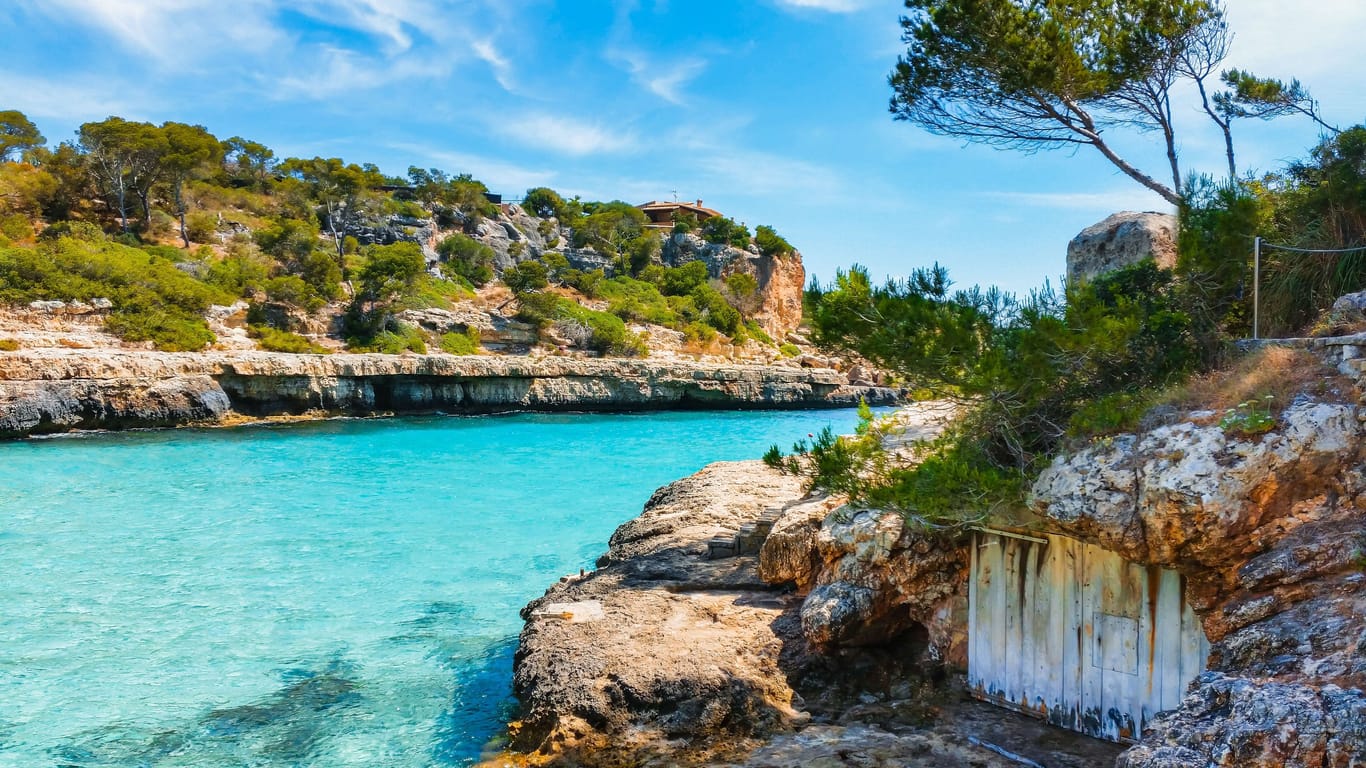 Eine Bucht auf Mallorca (Symbolbild): Für viele Auswanderer ist die Baleareninsel das Wunschziel. Doch wie lebt es sich dort wirklich?