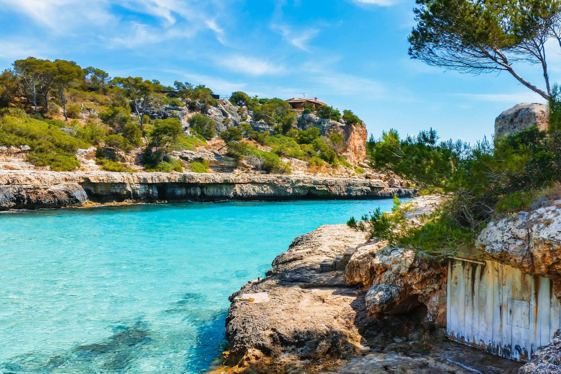 Eine Bucht auf Mallorca (Symbolbild): Für viele Auswanderer ist die Baleareninsel das Wunschziel. Doch wie lebt es sich dort wirklich?