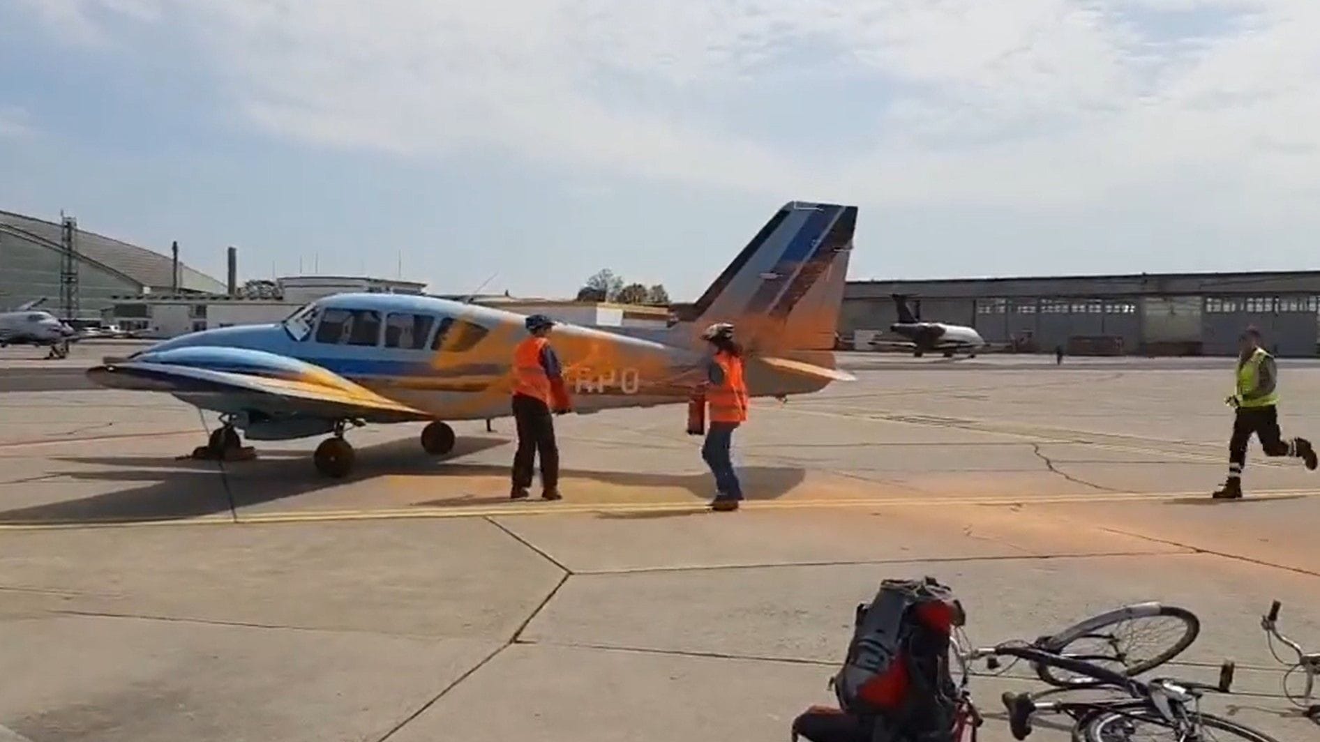 Aktivisten auf dem BER-Gelände: Ein Flugzeug wurde mit Farbe besprüht.