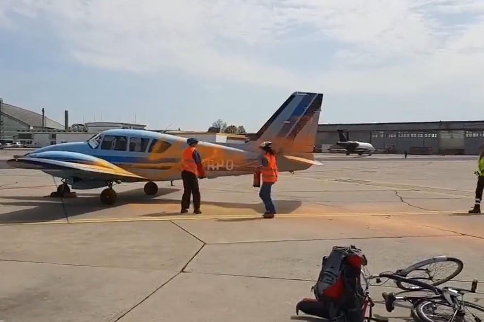 Aktivisten auf dem BER-Gelände: Ein Flugzeug wurde mit Farbe besprüht.