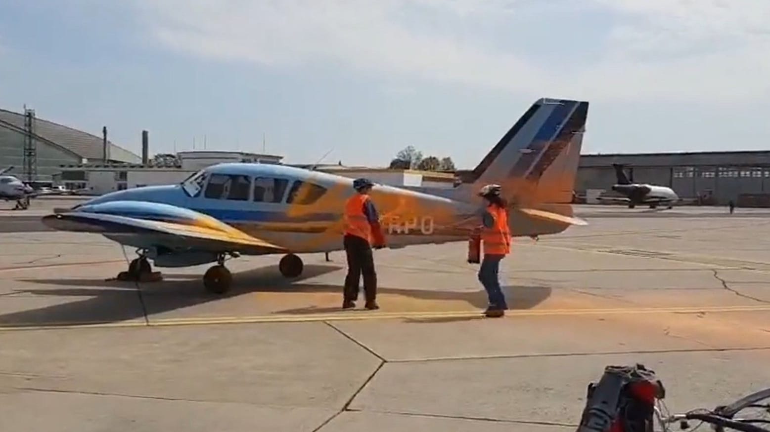 Aktivisten auf dem BER-Gelände: Ein Flugzeug wurde mit Farbe besprüht.