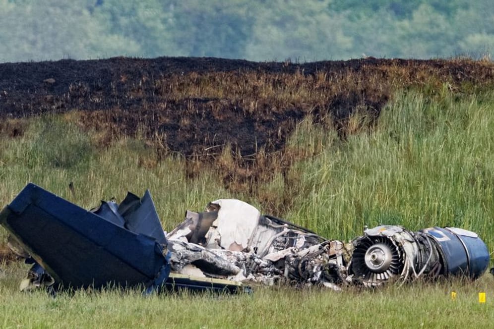 Trümmerteile an der Absturzstelle auf dem Luftwaffenstützpunkt Hohn: Beide Piloten kamen ums Leben.