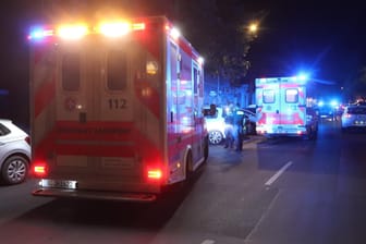 Krankenwagen am Tatort: Das Opfer musste ins Krankenhaus gebracht werden.