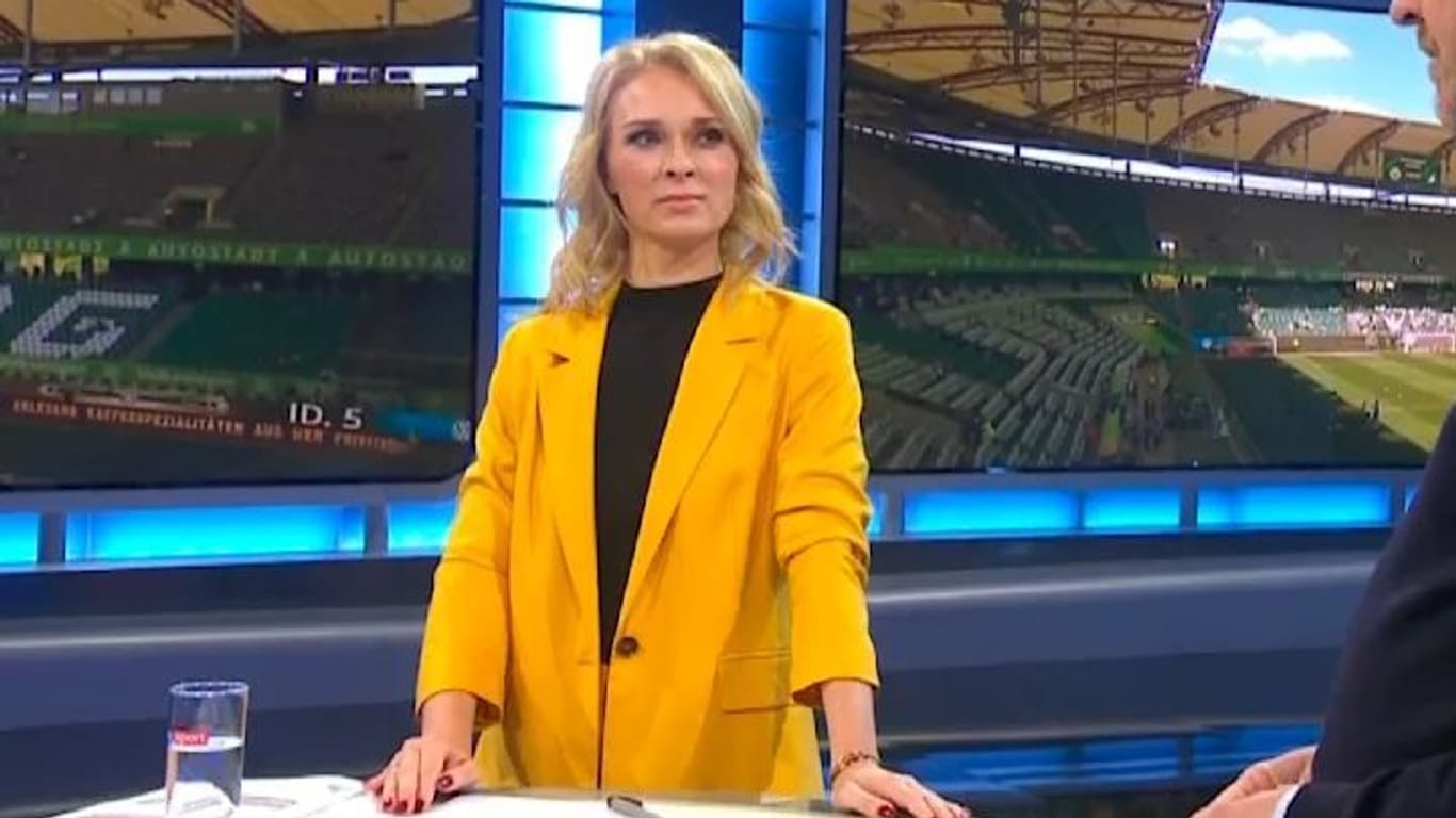 Sky-Moderatorin: Britta Hofmann trat am Samstag im im schwarz-gelben Outfit auf.