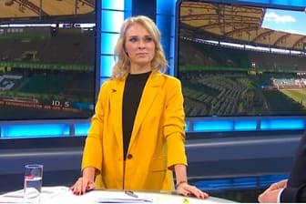 Sky-Moderatorin: Britta Hofmann trat am Samstag im im schwarz-gelben Outfit auf.