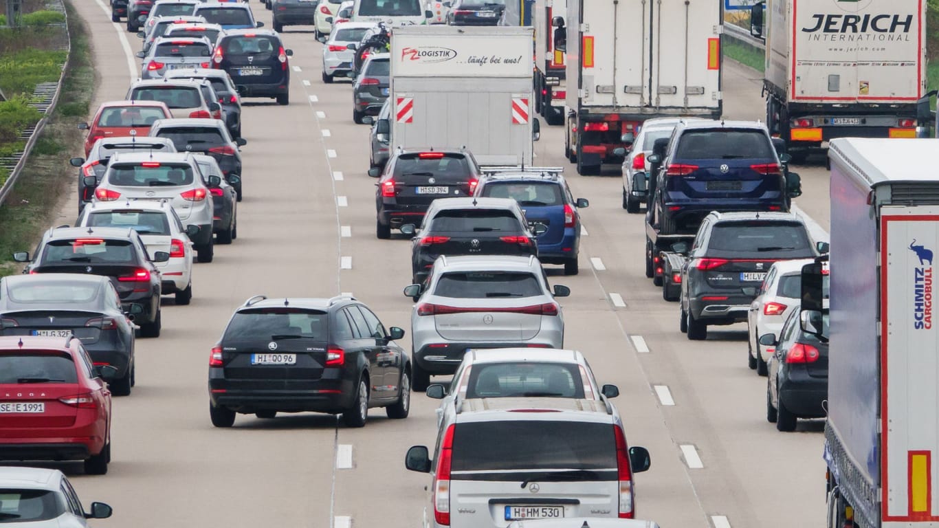 Fahrzeuge stehen auf einer Autobahn im Stau: Der Beginn der Sommerferien bedeutet vollere Straßen.