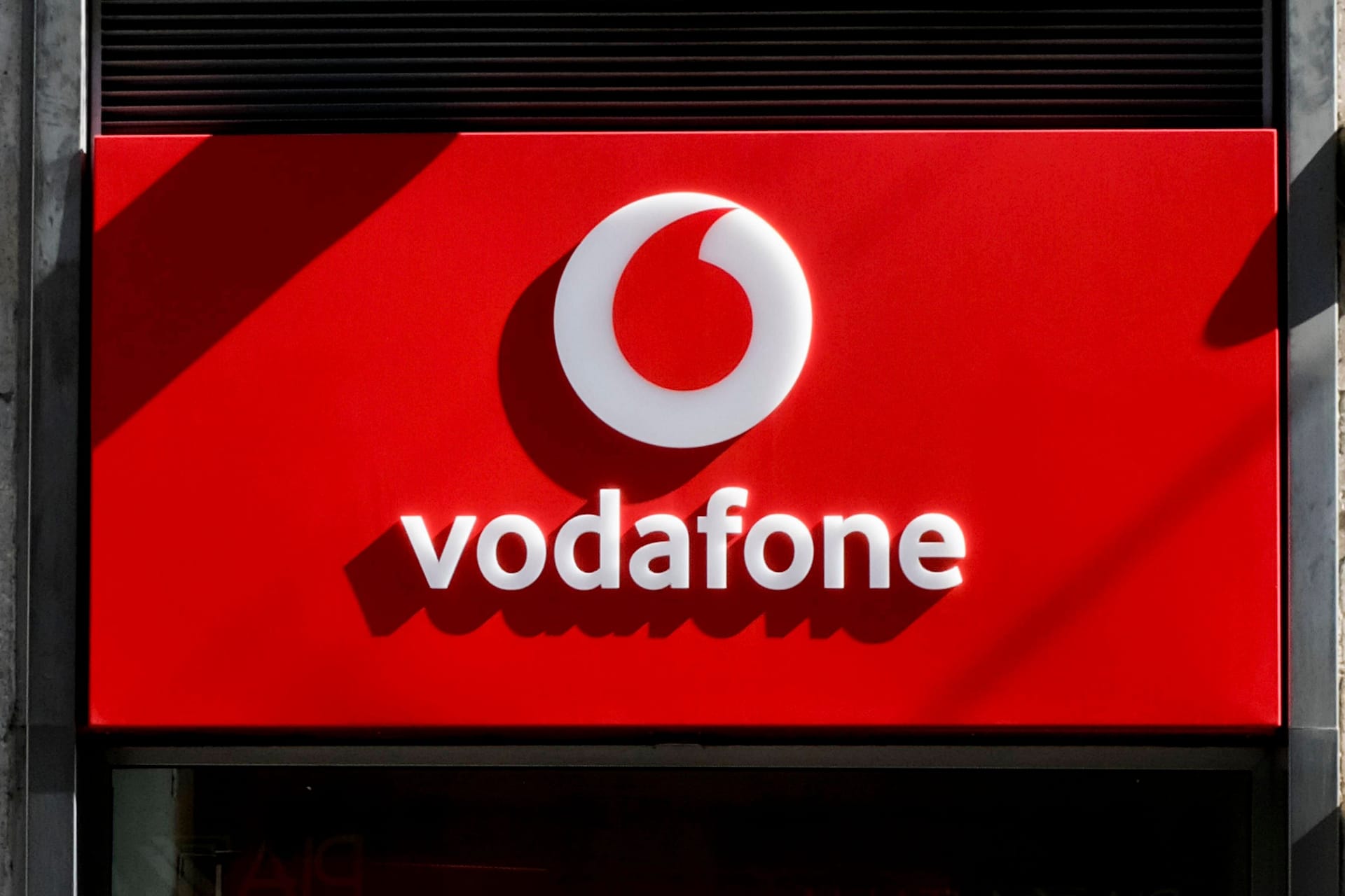 Vodafone-Logo (Symbolbild): Der Mobilfunkanbieter steht unter Druck. Vodafone-Logo (Symbolbild): Der Mobilfunkanbieter steht unter Druck.