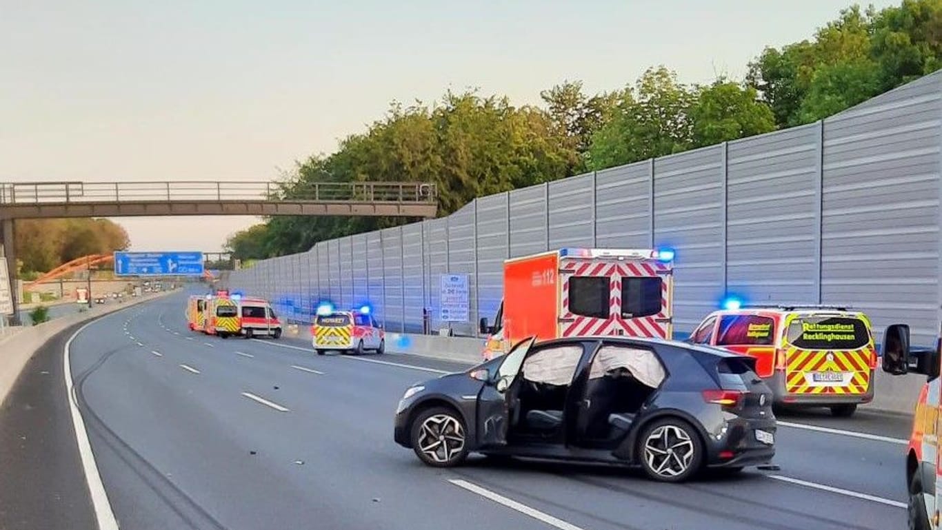 Unfall auf der A43: Zwei Pkws kollidierten, es gibt mehrere Verletzte.