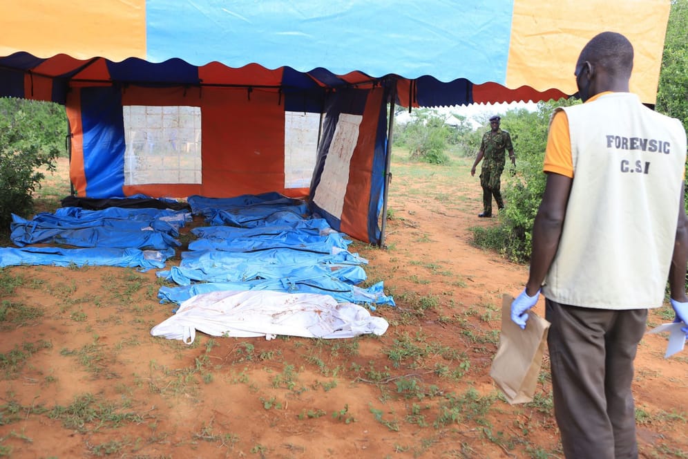 Leichensäcke in Kenia: Wegen schlechten Wetters musste die Exhumierung zeitweise unterbrochen werden.
