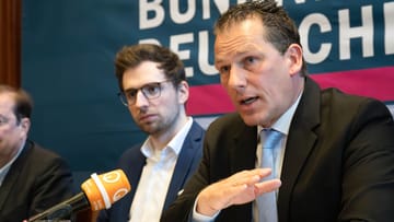 Erfolgreiche Symbiose: Jan Timke, Spitzenkandidat der "Bürger in Wut" (r.) und Niklas Stadelmann, Generalsekretär "Bündnis Deutschland", nach der Bremen-Wahl.