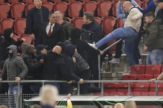 Alkmaar-Fans attackieren eine Tribüne mit West-Ham-Fans: Nach dem Conference-League-Halbfinale kam es zu Ausschreitungen.