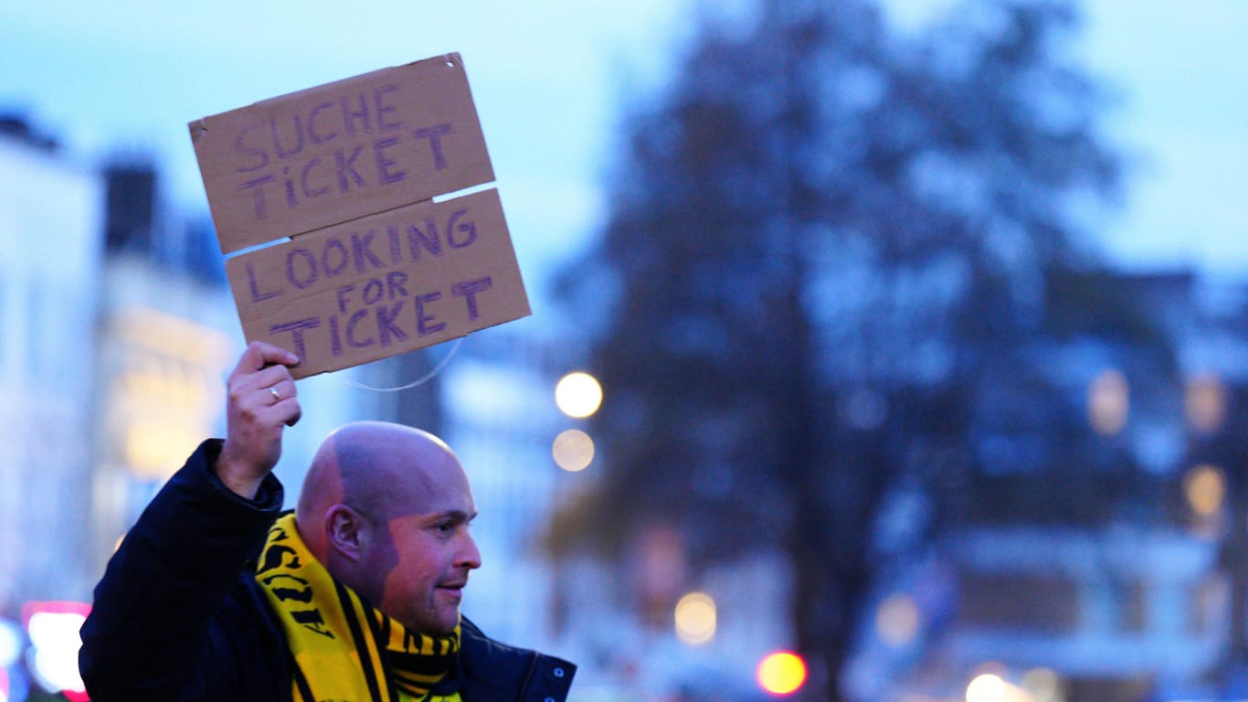 Ein BVB-Fan sucht nach einem Ticket: Die Nachfrage nach Karten für das letzte Spiel der Dortmunder ist groß.