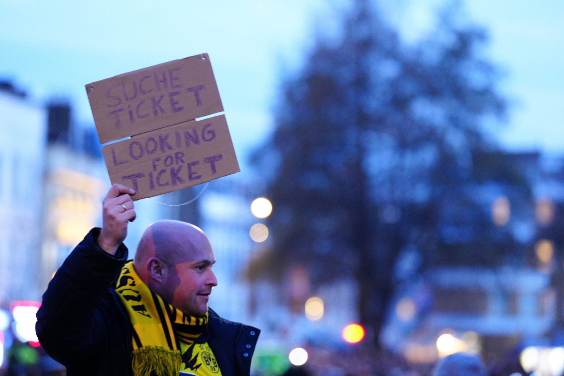 Ein BVB-Fan sucht nach einem Ticket: Die Nachfrage nach Karten für das letzte Spiel der Dortmunder ist groß.